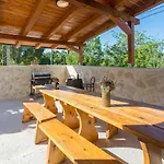 Adorable In Kringa With Private Pool Tinjan