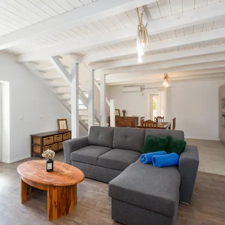 Adorable With Private Pool Tinjan