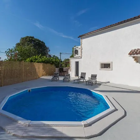 Adorable With Private Pool *