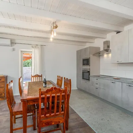 Ferienhaus Adorable In Kringa With Private Pool